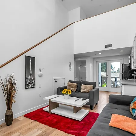 Modern 1-Bedroom Loft In Hollywood With Parking, Wifi & Hollywood Sign View